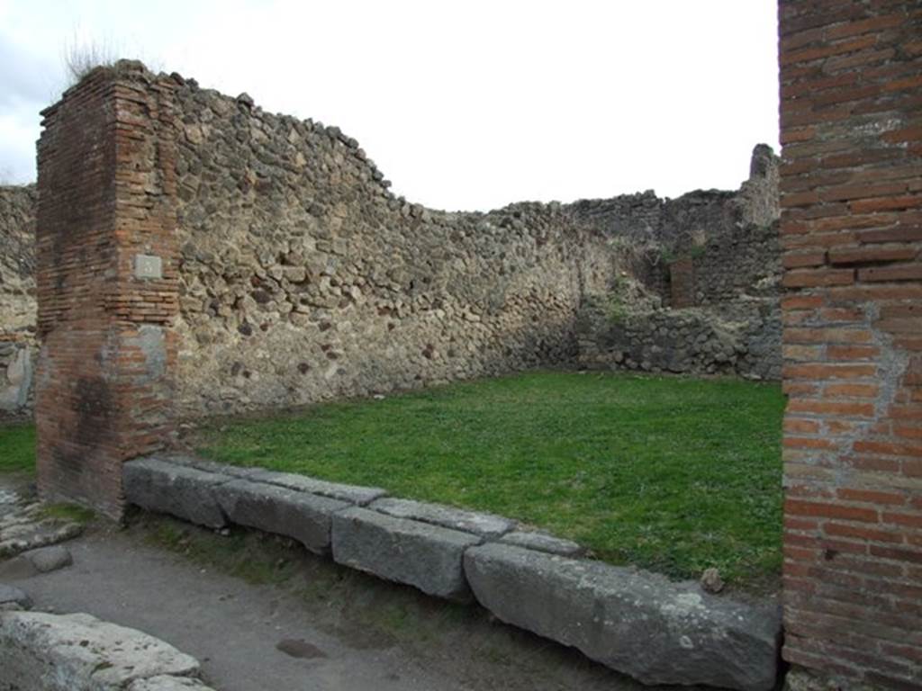 VII.12.5 Pompeii. December 2007. Entrance doorway. According to Della Corte, found written on the wall to the left of the entrance was an electoral recommendation 
Rutullius rog(at)     [CIL IV 622] See Della Corte, M., 1965.  Case ed Abitanti di Pompei. Napoli: Fausto Fiorentino. (p.183, and Note 2)  According to Epigraphik-Datenbank Clauss/Slaby (See www.manfredclauss.de), it read -

C() Cuspium Pansam
aed(ilem) Rutullius rog(at)       [CIL IV 622]
