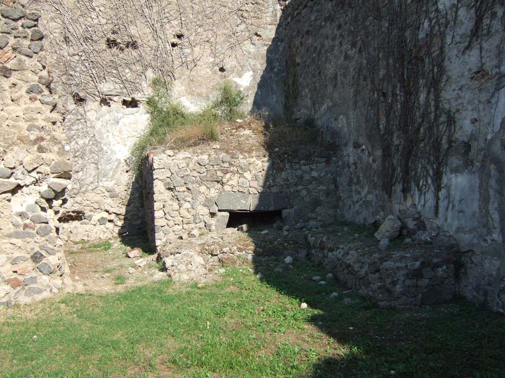 VII.12.7 Pompeii. September 2005. Looking east towards oven in south-east corner of rear area.