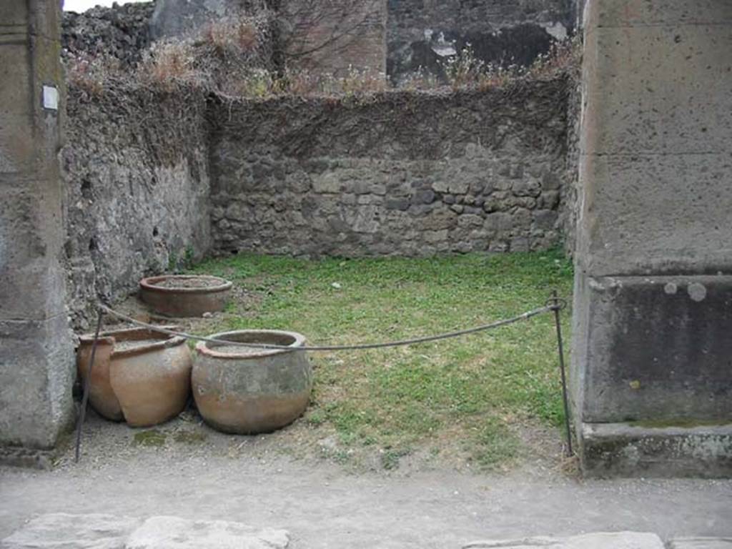 VII.12.9 Pompeii. May 2003. Looking south to entrance doorway. Photo courtesy of Nicolas Monteix.