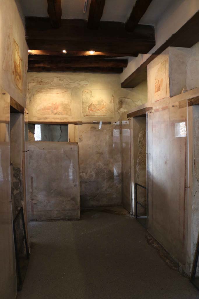 VII.12.18, Pompeii. December 2018. Looking west in corridor. Photo courtesy of Aude Durand