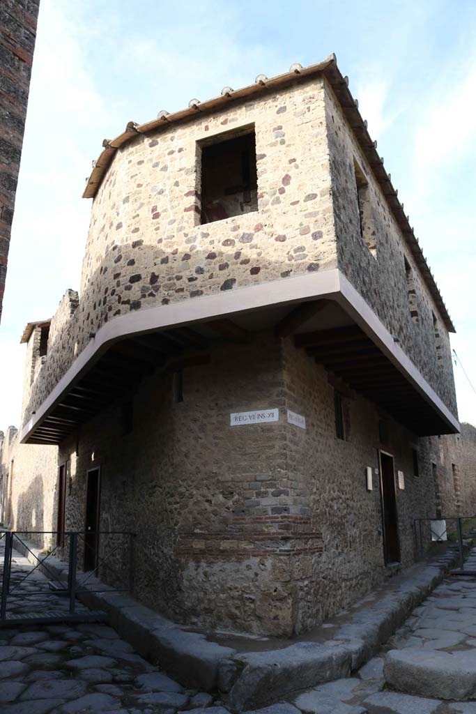 VII.12.18 Pompeii. December 2018.  
Looking north at junction with Vicolo del Balcone Pensile, on left, and Vicolo del Lupanare, on right.
Photo courtesy of Aude Durand.
