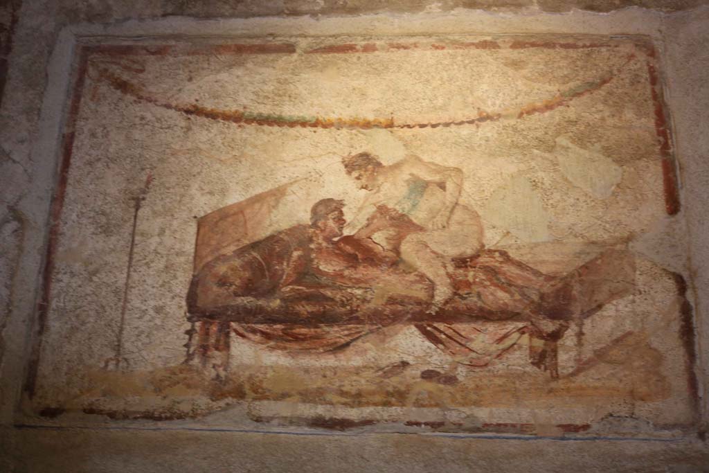 VII.12.18 Pompeii. December 2018. Painted erotic wall fresco on frieze. Photo courtesy of Aude Durand.