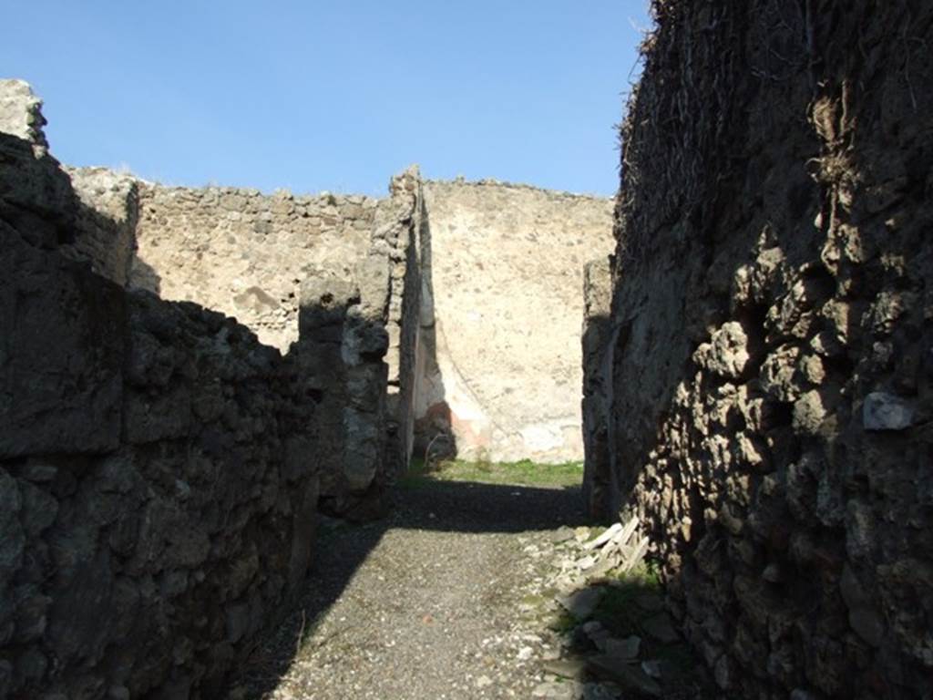 VII.12.21 Pompeii. December 2007. Looking north along fauces or entrance corridor.