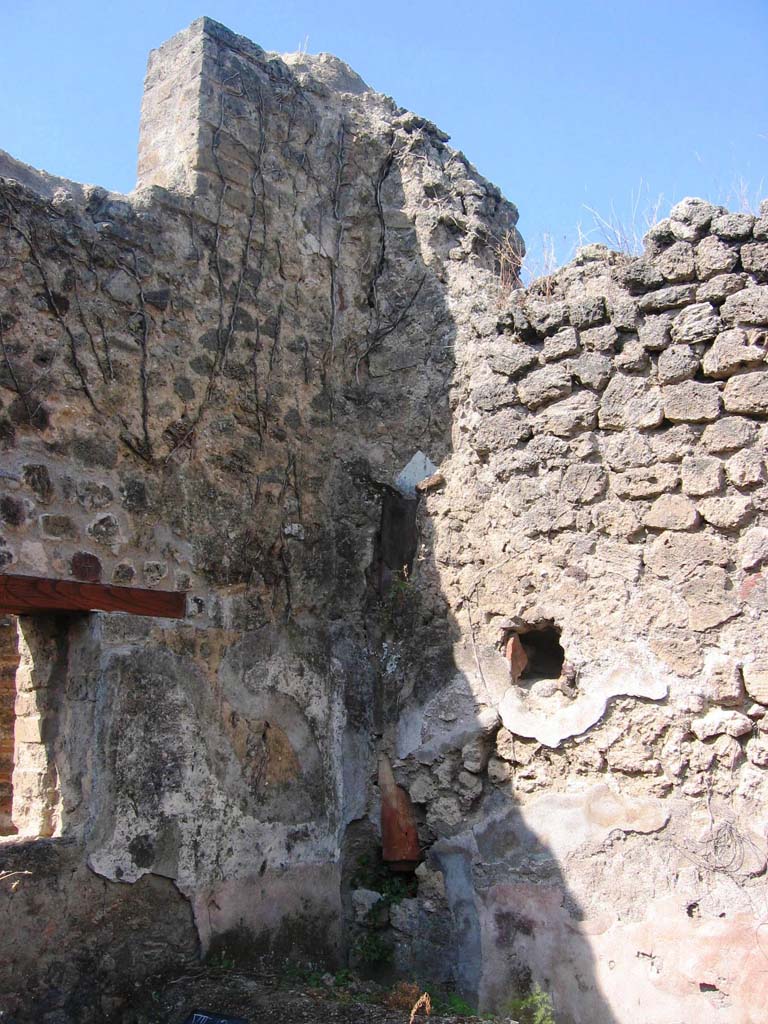 VII.12.21 Pompeii. July 2008. South-west corner. Photo courtesy of Barry Hobson.