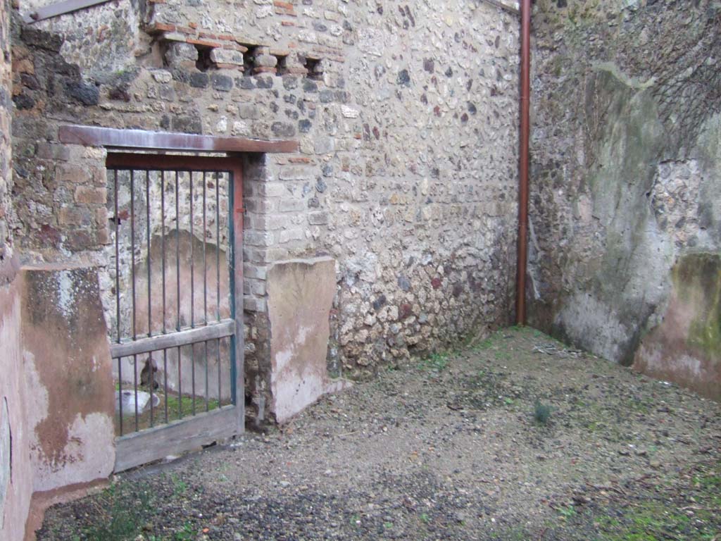 VII.12.21 Pompeii. December 2005. Looking north-east in room on south-east side of atrium towards doorway into VII.12.17.