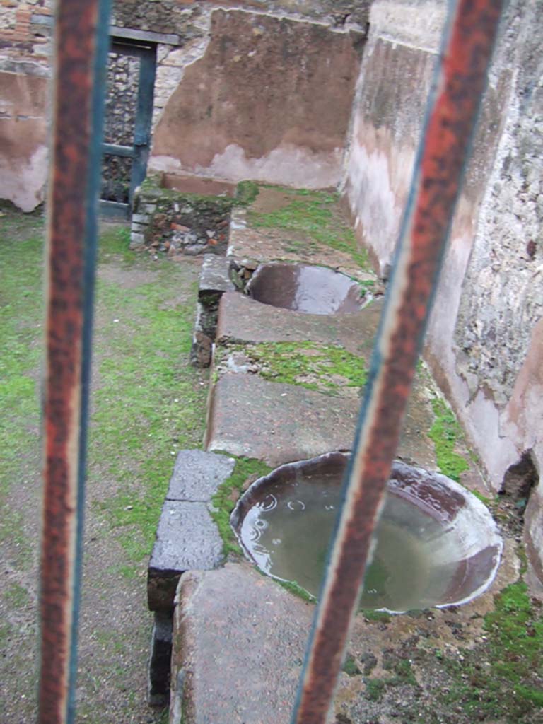 VII.12.21 Pompeii. December 2005. Looking through doorway into VII.12.17.