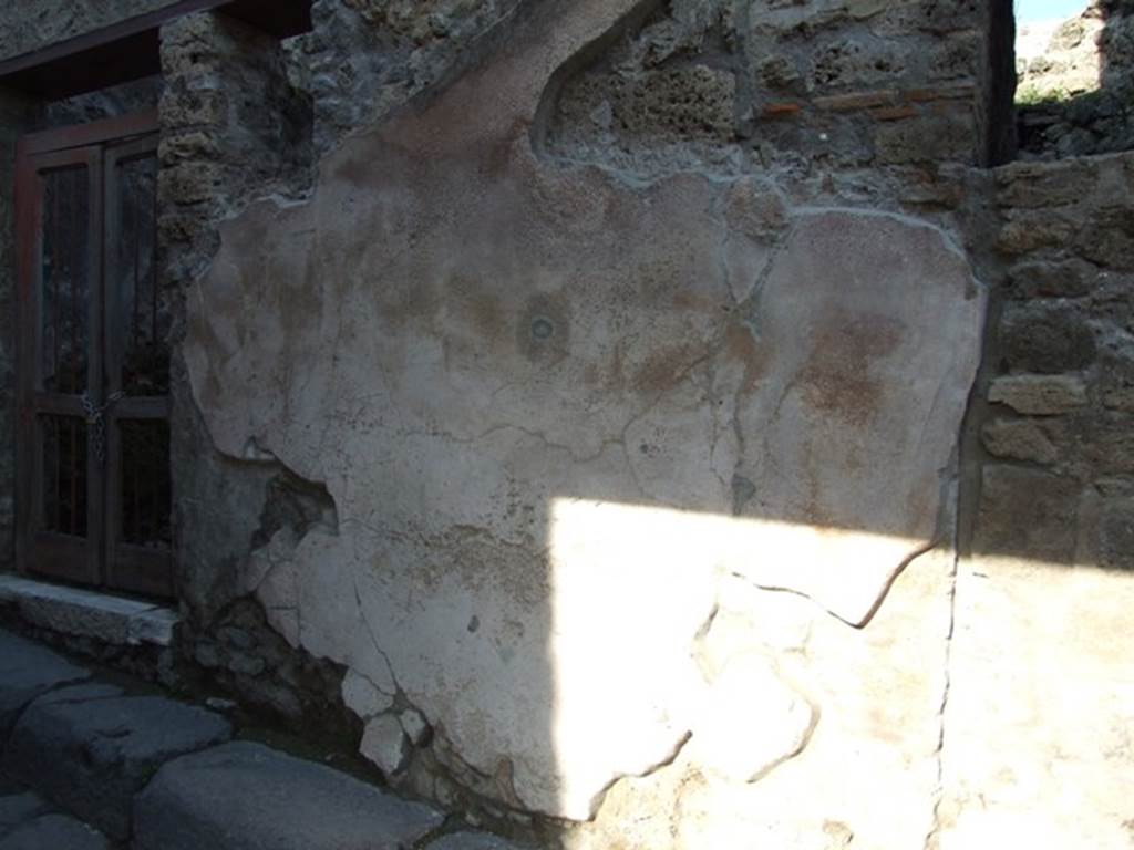 VII.12.22 Pompeii. December 2007. Entrance doorway, on right, showing plaster to left of entrance. On the left is the doorway to VII.12.23.
