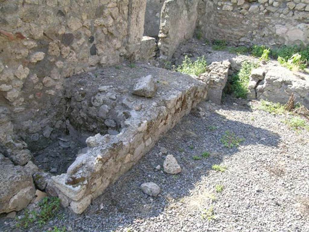 VII.12.30 Pompeii. June 2005. Wash-tub or basin, on left. Photo courtesy of Nicolas Monteix.