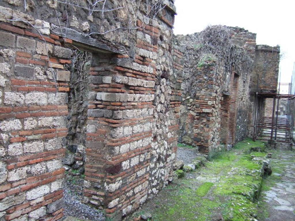 VII.12.33 Pompeii, on left, and VII.12.32, on right. December 2005. Looking east across entrance doorways.
