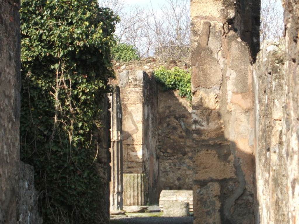 VII.13.8 Pompeii. December 2004. Looking north from fauces across atrium.