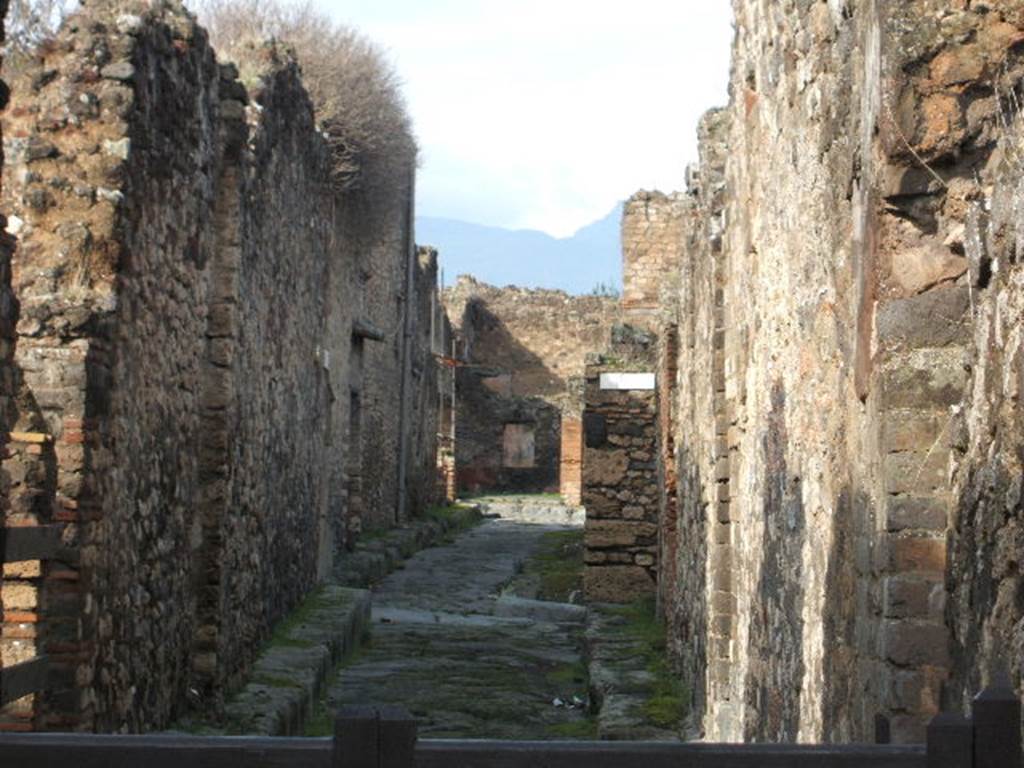 VII.13.11 Pompeii. December 2004. Vicolo della Maschera looking north. VII.14 on right.