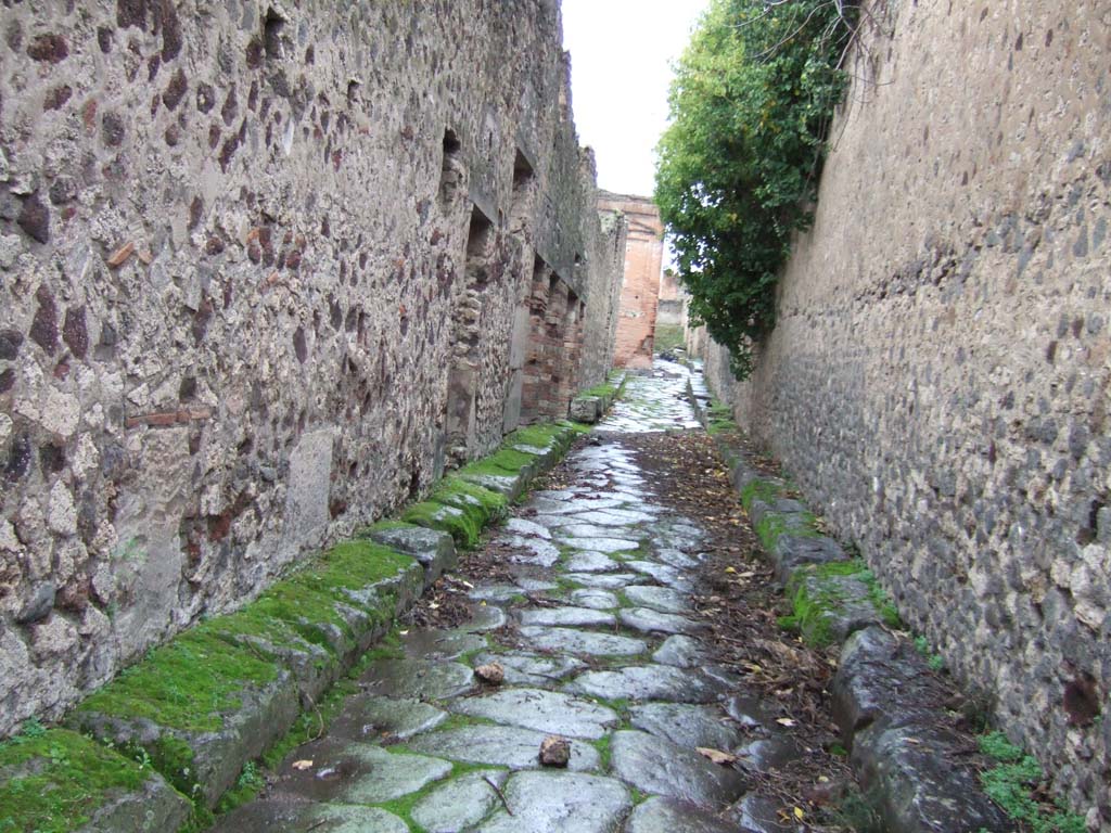 VII.13.14 Pompeii, on left. December 2005. Vicolo degli Scheletri looking west. VII.10, on right.