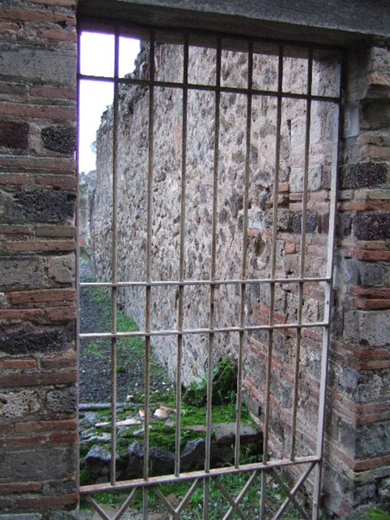 VII.13.18 Pompeii. December 2005. Looking south from rear doorway and separate steps to upper floor.