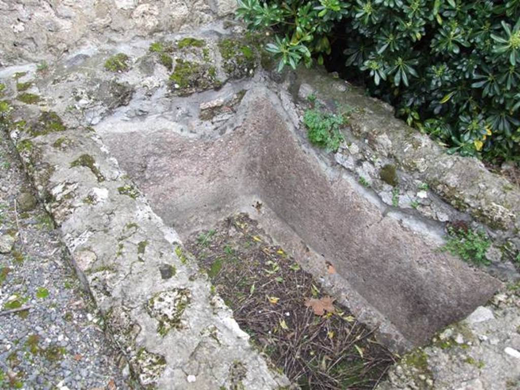 VII.14.5 Pompeii.  March 2009. Room 11. Peristyle garden area.  Detail of basin at west end.