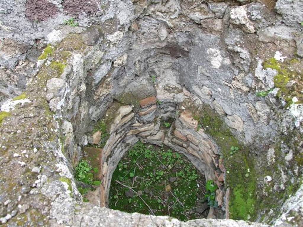 VII.14.5 Pompeii.  March 2009. Room 21.  Space occupied by kettle with oven under.