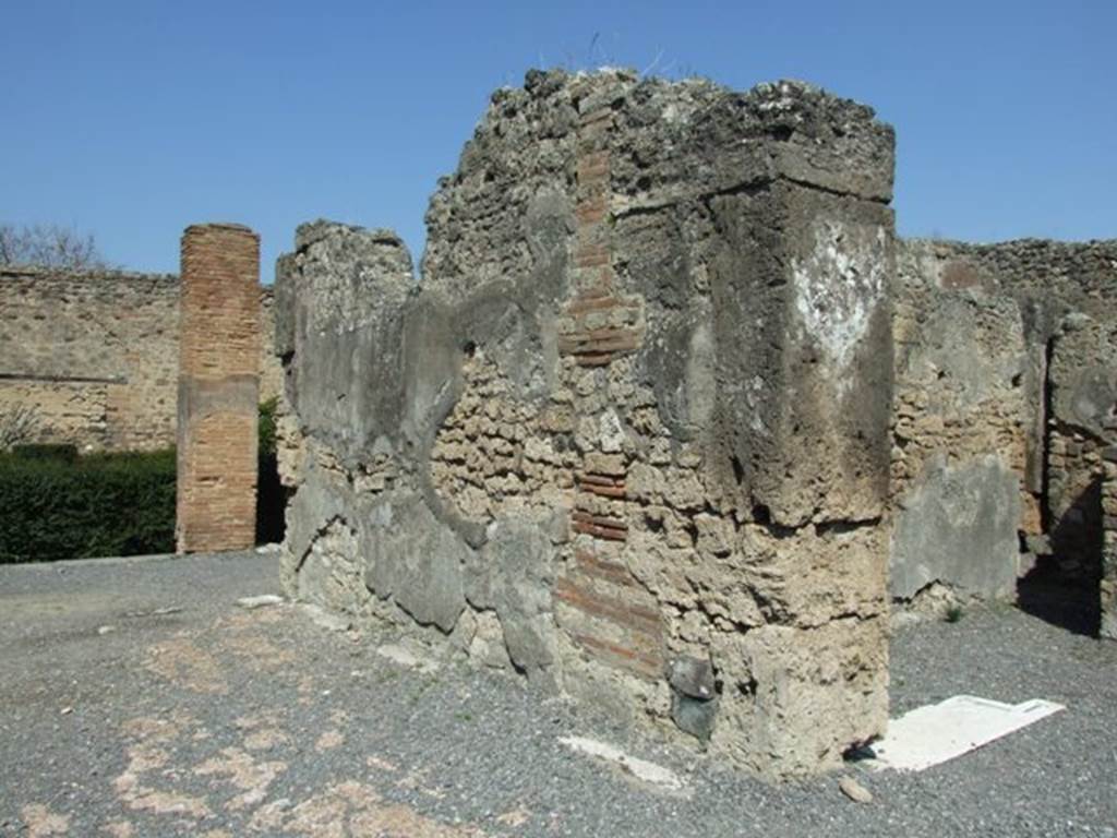 VII.14.9 Pompeii.  March 2009.  Room 5.  Tablinum.  East wall.