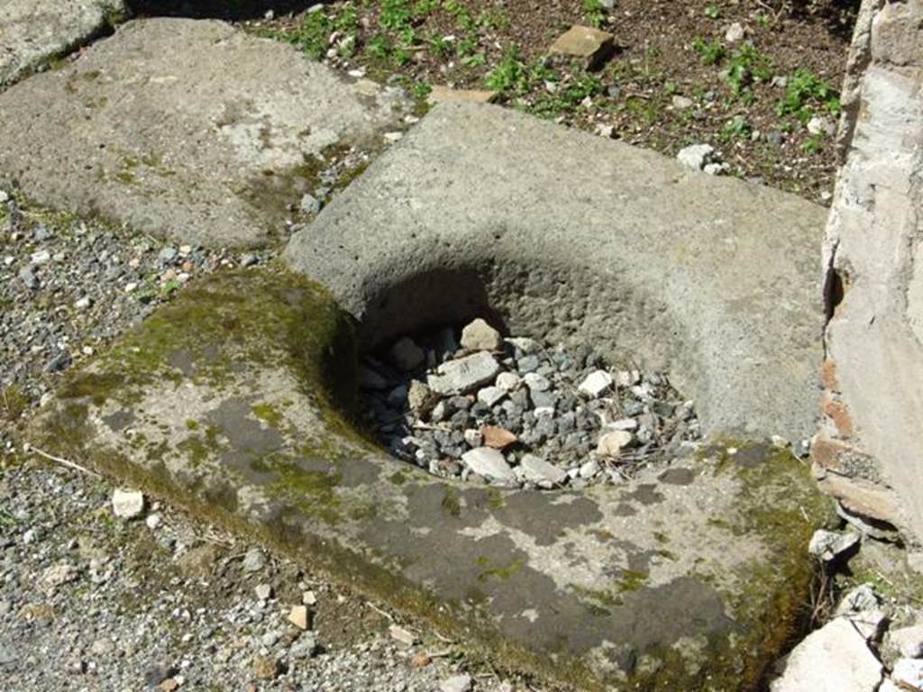 VII.14.9 Pompeii.  March 2009.  Garden area. Cistern at east end of portico between pillars.