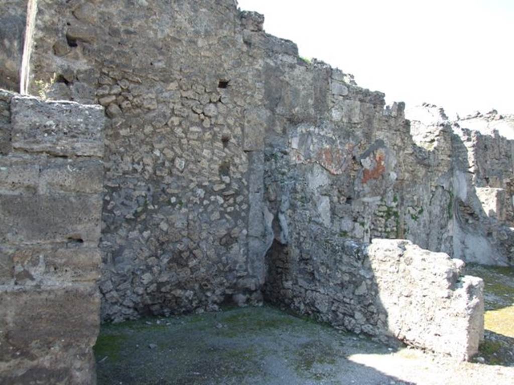 VII.14.9 Pompeii. March 2009. Room 3, ala, looking north-west.
According to Liselotte Eschebach, in the atrium left in front of the left ala was an arca or money chest.
See Eschebach, L., 1993. Gebäudeverzeichnis und Stadtplan der antiken Stadt Pompeji. Köln: Böhlau, 339.
