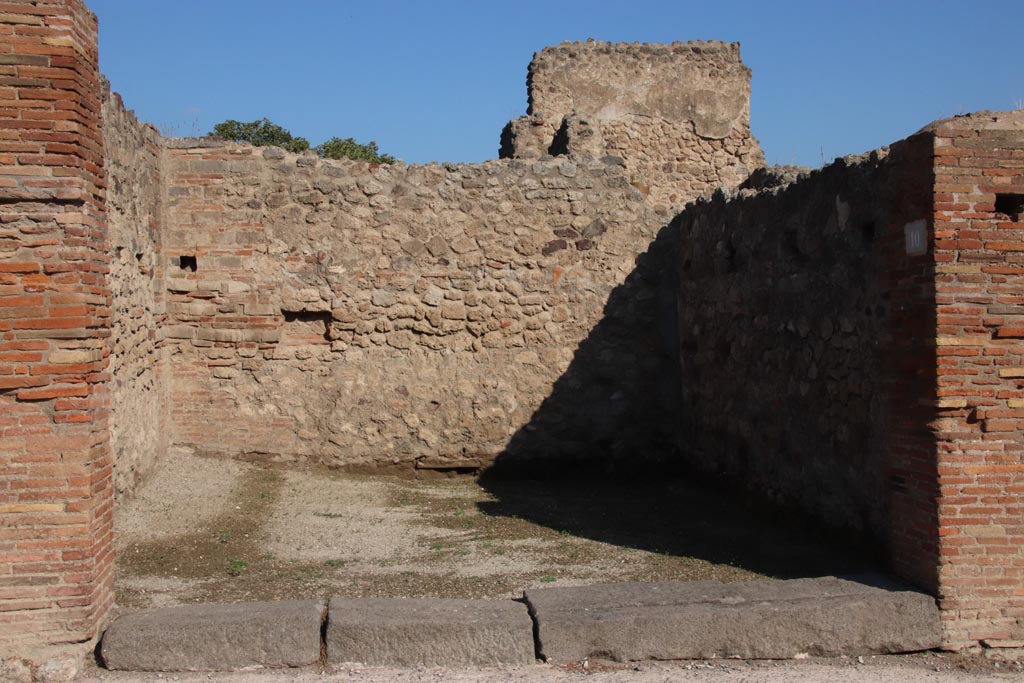 VII.14.10 Pompeii. October 2022. Looking north across entrance doorway. Photo courtesy of Klaus Heese. 