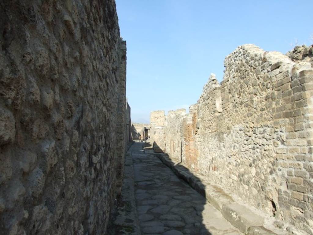 Vicolo della Maschera, looking north from outside VII.14.19. December 2007.