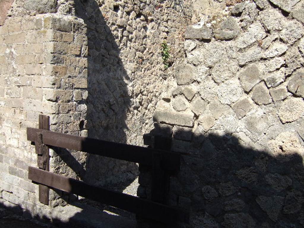 VII.14.20 Pompeii. September 2005. Entrance doorway to rear room of shop. According to Eschebach, this doorway was the posticum for the shop at VII.14.20. It also had a separate steps to the upper floor above the shop and a latrine nearby in the rear room. See Eschebach, L., 1993. Gebudeverzeichnis und Stadtplan der antiken Stadt Pompeji. Kln: Bhlau. (p.337)
