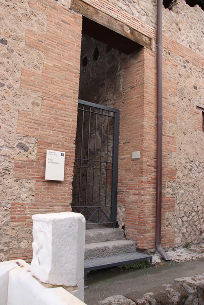 VII.15.1 Pompeii. May 2024. 
Entrance doorway on Vicolo del Gallo. Photo courtesy of Klaus Heese.

