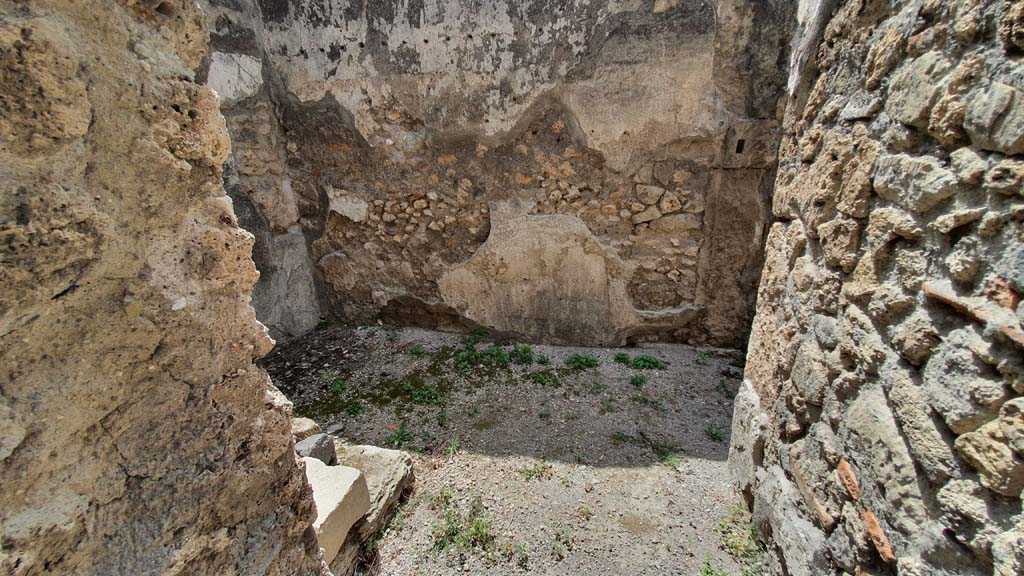 VII.15.4/5 Pompeii. August 2021. Looking west towards kitchen, linked with VII.15.4, from doorway at rear of bar-counter.
Foto Annette Haug, ERC Grant 681269 DÉCOR.


