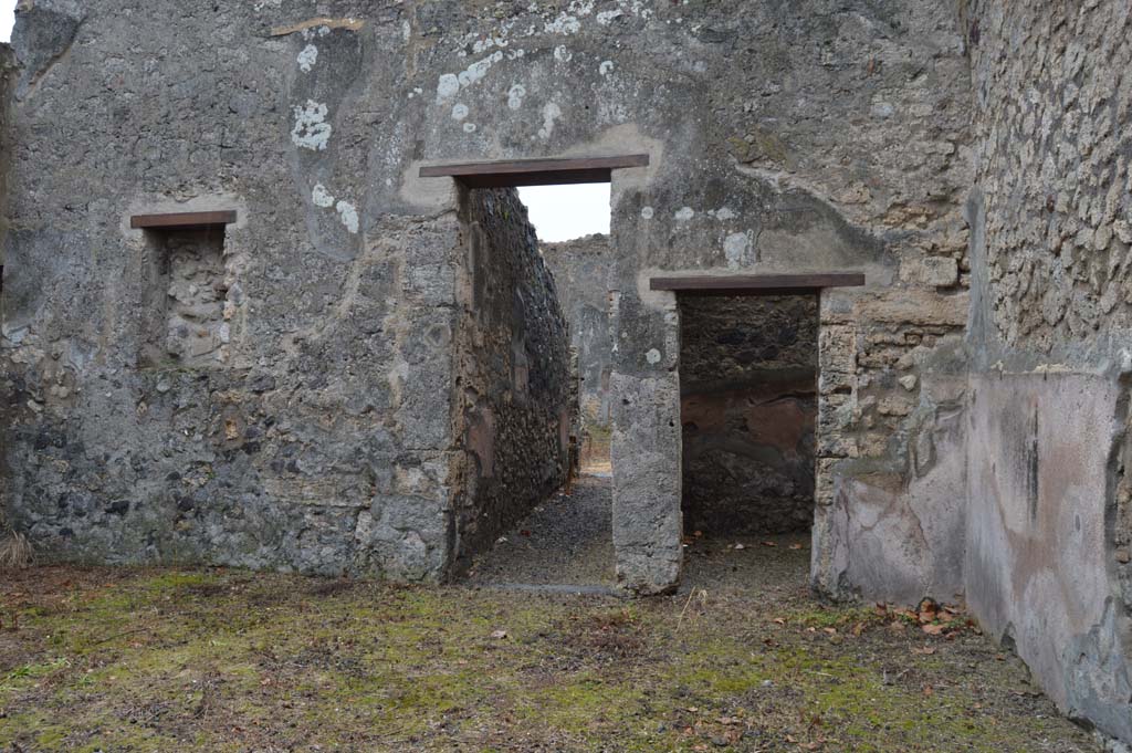 VII.15.12 Pompeii. March 2018. Looking south across vestibule towards corridor to atrium and rear of house.
Foto Taylor Lauritsen, ERC Grant 681269 DÉCOR.
