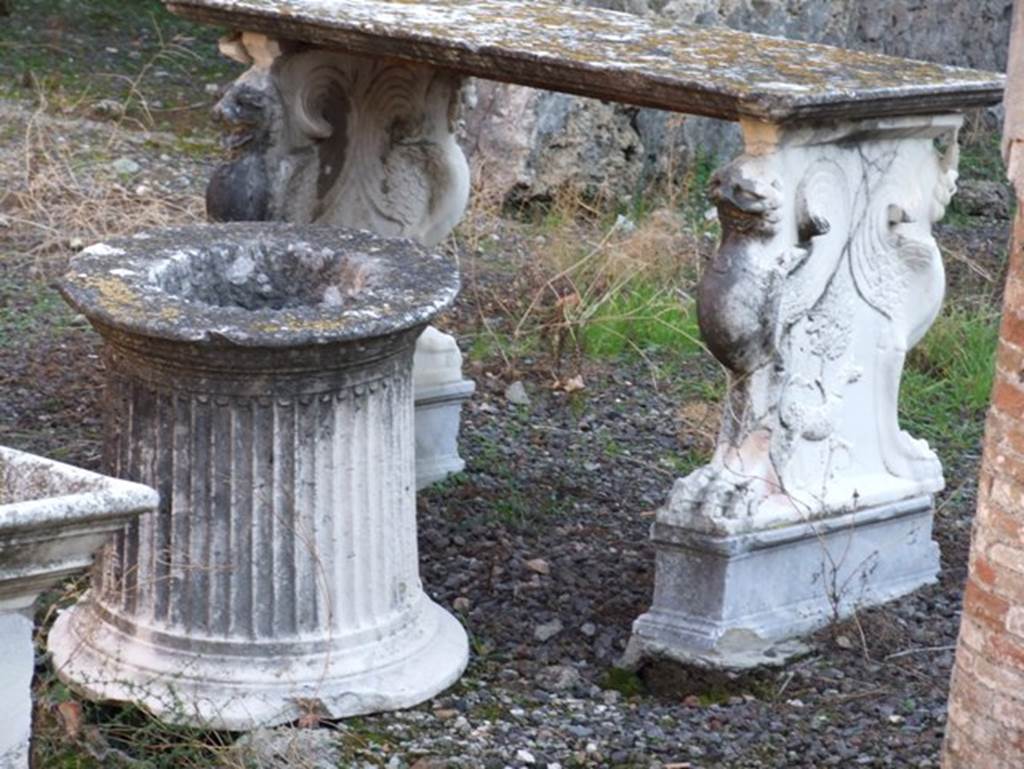 VII.15.13 Pompeii. December 2007.  Marble table and puteal.