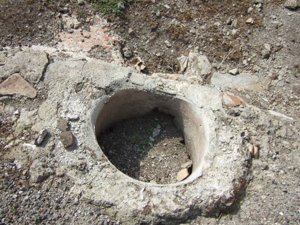 VII.15.14 Pompeii. September 2005. Cistern mouth in garden area.
