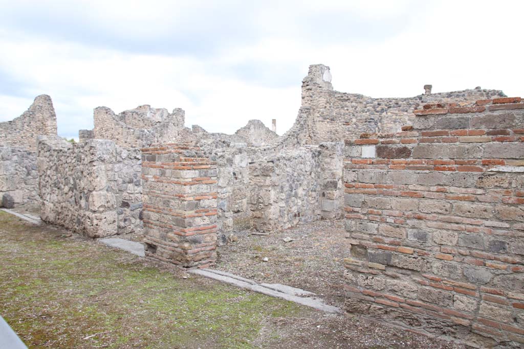 VII.16.4 Pompeii. October 2020. Looking north-west towards entrance doorway, on the right. Photo courtesy of Klaus Heese.