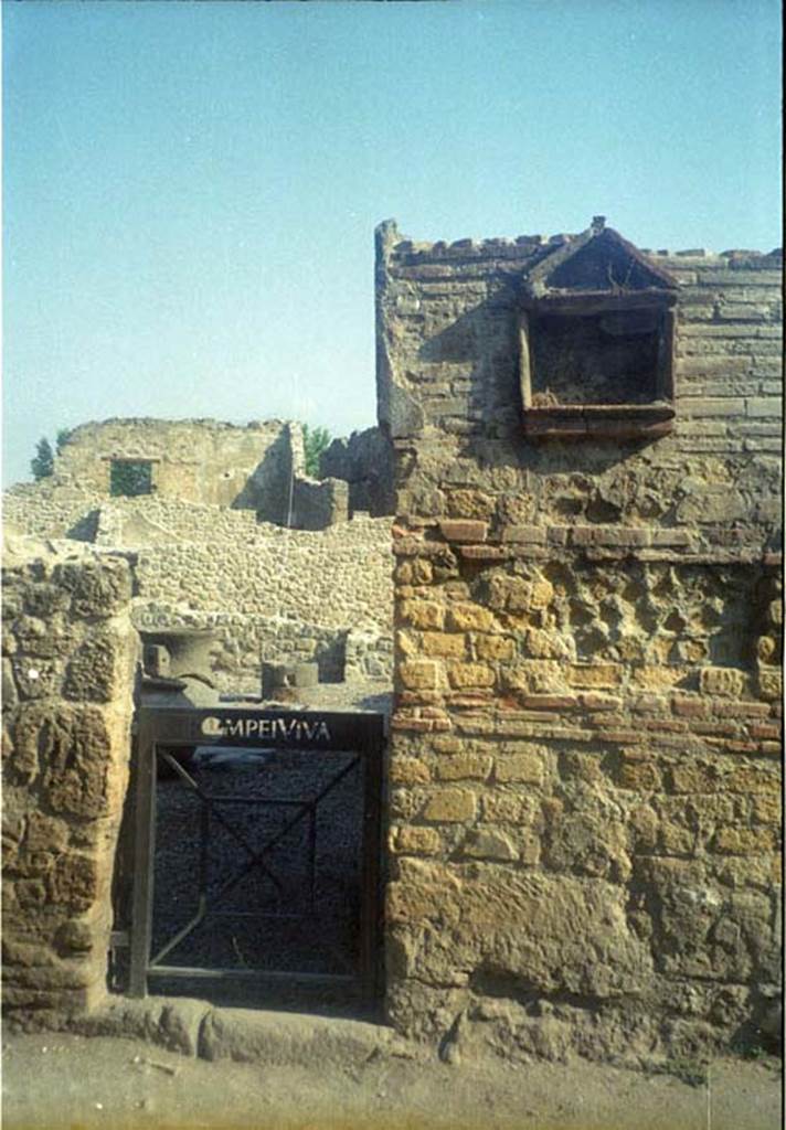 VII.16.6 Pompeii. July 2011. Narrow entrance doorway. Photo courtesy of Rick Bauer.