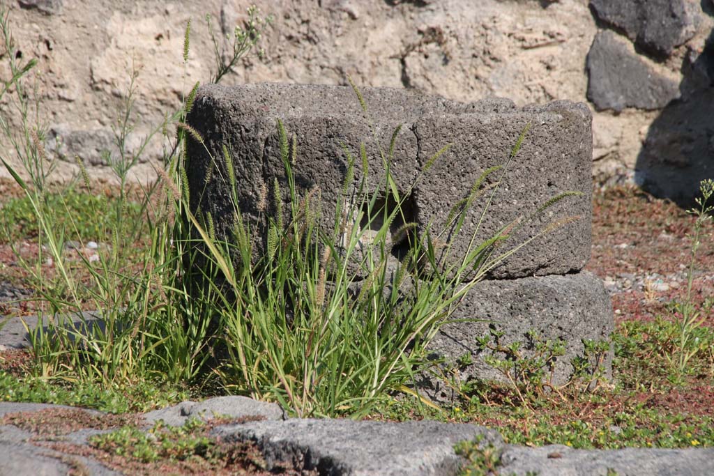 VII.16.6 Pompeii. September 2021. Grindstone in workshop. Photo courtesy of Klaus Heese.