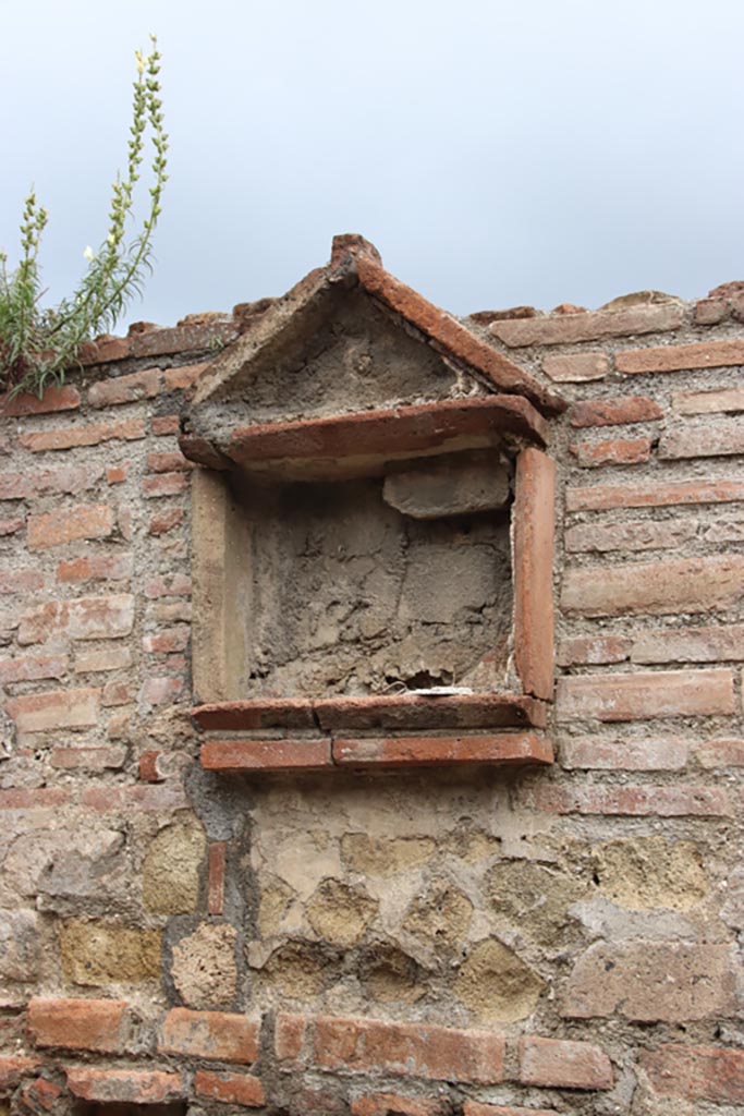 VII.16.6 Pompeii. May 2024.  
Niche on exterior wall between both entrances, VII.16.6 and 7. Photo courtesy of Klaus Heese.
