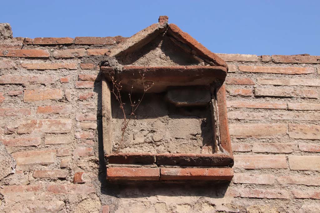 VII.16.6 Pompeii. September 2019. Niche on exterior walls between both entrances, VII.16.6 and 7.
Photo courtesy of Klaus Heese.
