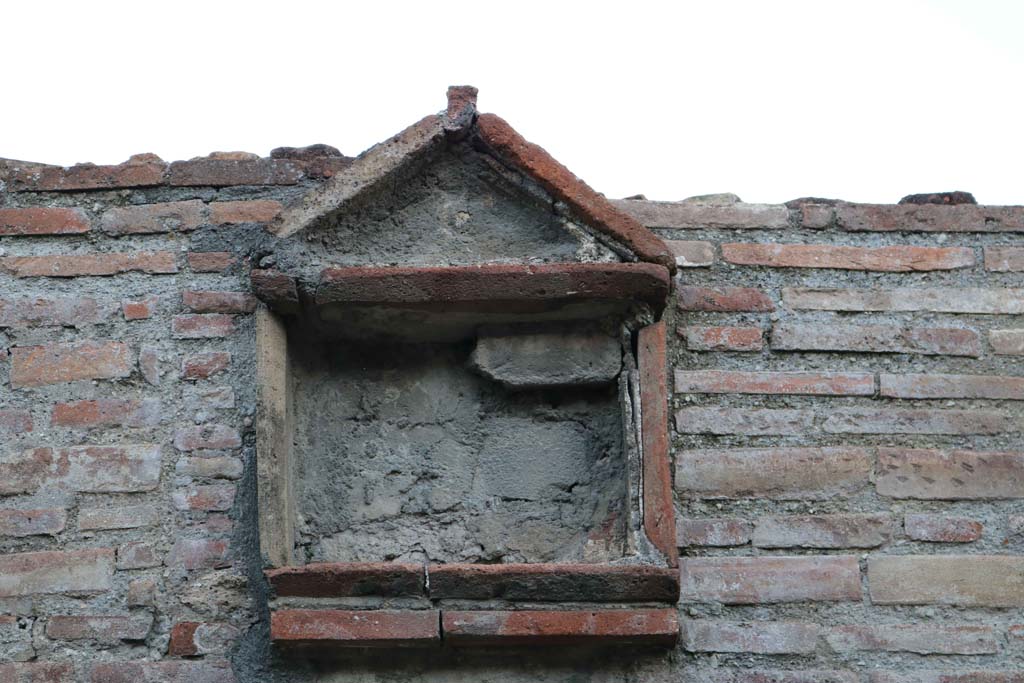 VII.16.6/7, Pompeii. December 2018. Detail of masonry aedicula niche on pilaster. Photo courtesy of Aude Durand.