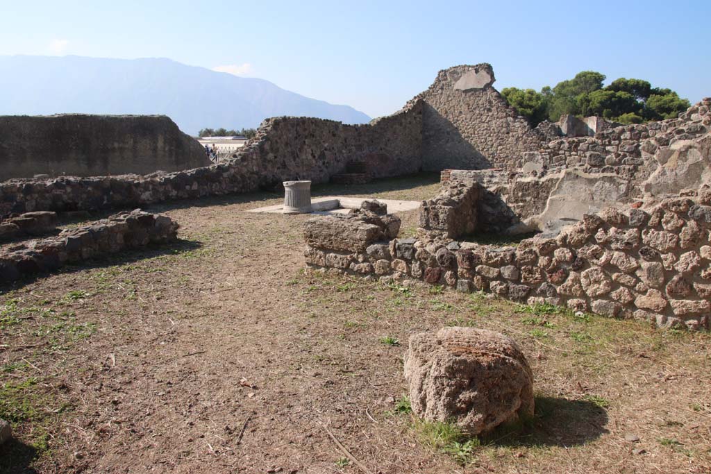 VII.16.10 Pompeii. September 2017. Looking south-west across atrium from VII.16.11. Photo courtesy of Klaus Heese. 
According to Boyce, in a room to the south side of the house was a square niche.
Its inside walls were coated with white stucco, “forse per uso di santuario o edicola”, according to the report.
He gave the reference PAH, II, 494, (Feb. 27, 1851)
See Boyce G. K., 1937. Corpus of the Lararia of Pompeii. Rome: MAAR 14. (p.73, no.338)
See Fiorelli G., 1862. Pompeianarum antiquitatum historia, Vol. 2: 1819 - 1860, Naples, p. 494, (Feb. 27, 1851).


