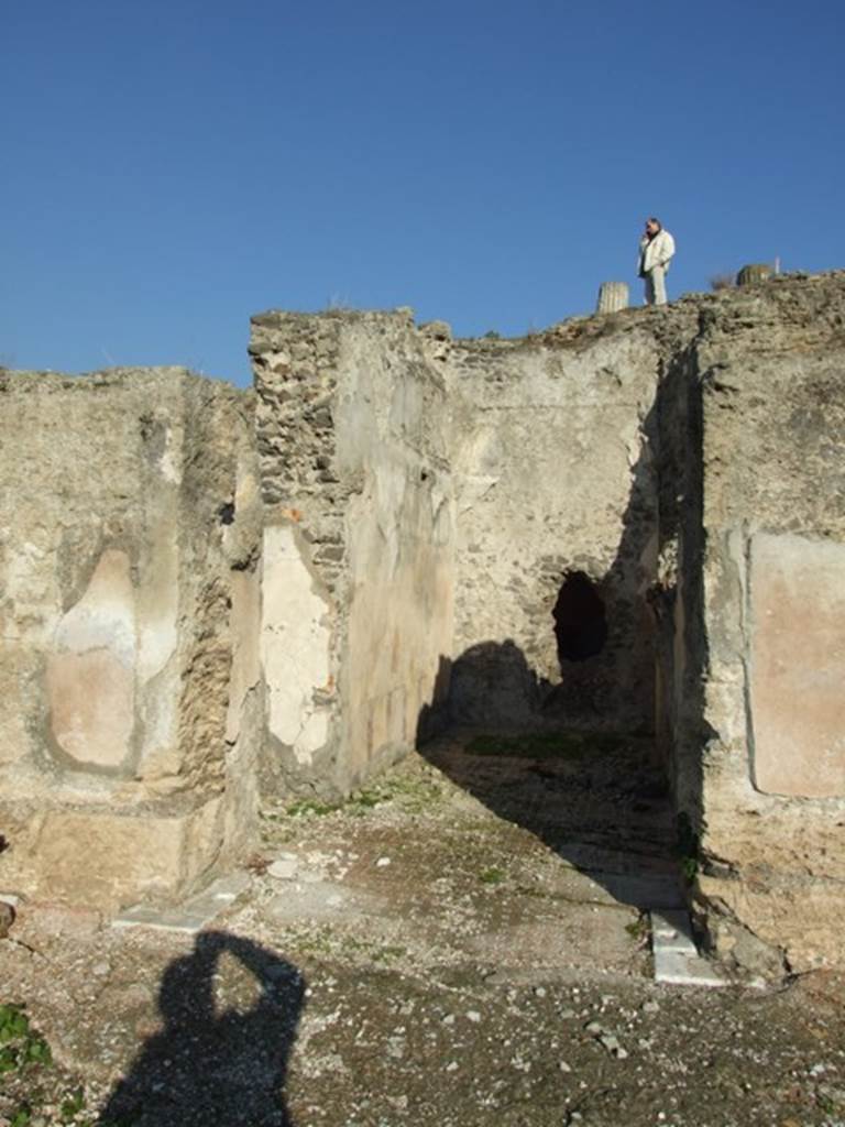 VII.16.13 Pompeii. December 2007. Room 32 on lower level, looking east towards rear wall which has a large round hole in it.