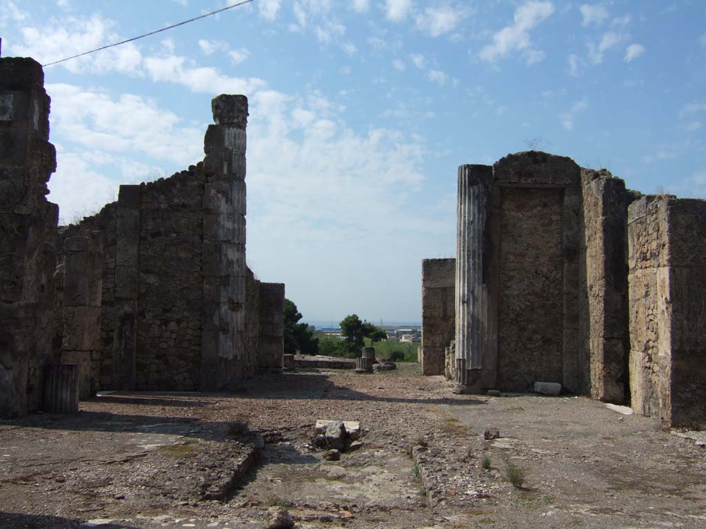 VII.16.13 Pompeii. September 2005. Looking west across atrium room 2 towards tablinum room 9.