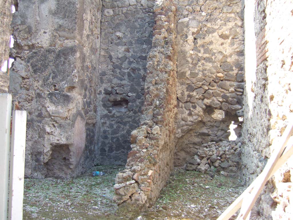 VII.16.14 Pompeii. September 2005. Room 4, steps to upper floor, on right. Doorway to room 3, on the left.  
According to Fiorelli –
“Gradinata indipendente di cenacoli sovrapposti, il cui subscalare apparteneva alla casa ora descritta”.
See Pappalardo, U., 2001. La Descrizione di Pompei per Giuseppe Fiorelli (1875). Napoli: Massa Editore. (p.161).
(translation: 
” Independent stairway to upper floor rooms, whose room below belonged to the house already described (VII.16.13 – the small servile room.”)

