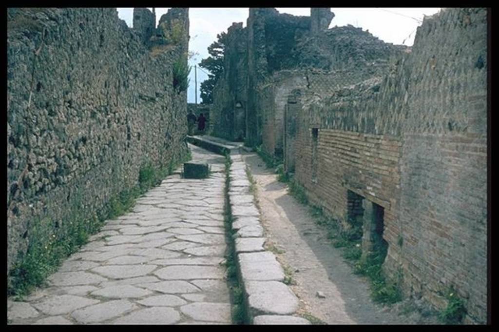 Vicolo del Gigante and wall of VII.16.16 Pompeii. Photographed 1970-79 by Gnther Einhorn, picture courtesy of his son Ralf Einhorn.