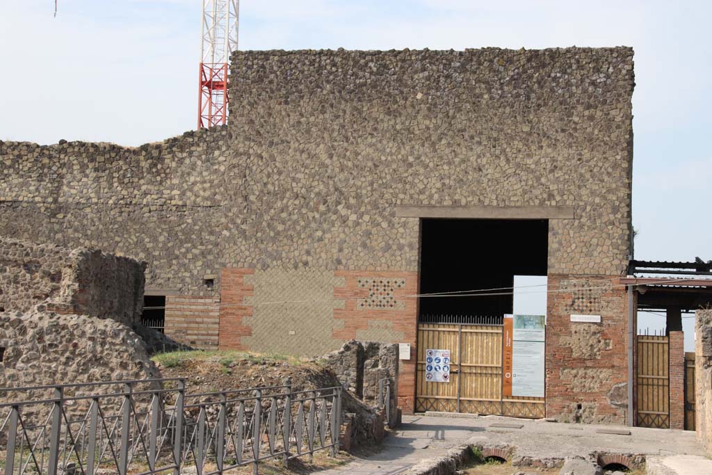 VII.16.22 Pompeii. September 2021. 
Looking west on Via delle Terme towards entrance façade, on Vicolo del Farmacista. Photo courtesy of Klaus Heese.
