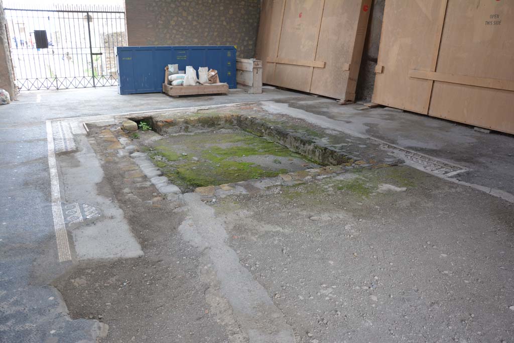 VII.16.22 Pompeii. October 2018. Looking east across atrium and impluvium towards entrance doorway.
Foto Annette Haug, ERC Grant 681269 DÉCOR.
