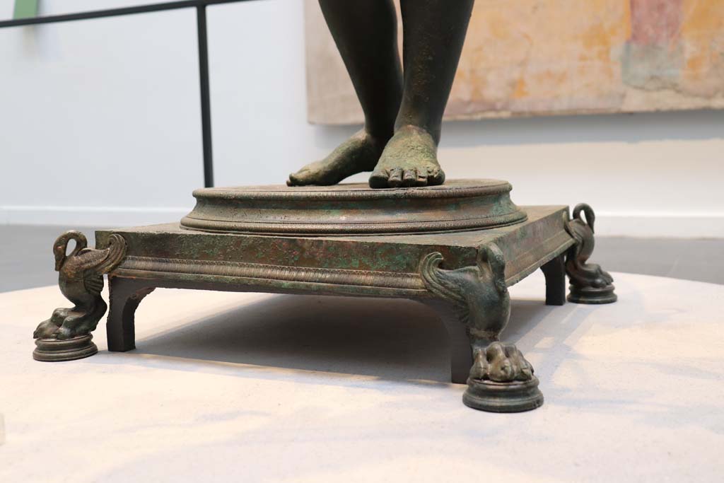 VII.16.17-22 Pompeii. February 2021. 
Detail of feet and base of the bronze Ephebus, used as an oil lamp holder, found in dining room.
Photographed on display in Antiquarium. Photo courtesy of Fabien Bièvre-Perrin (CC BY-NC-SA).
