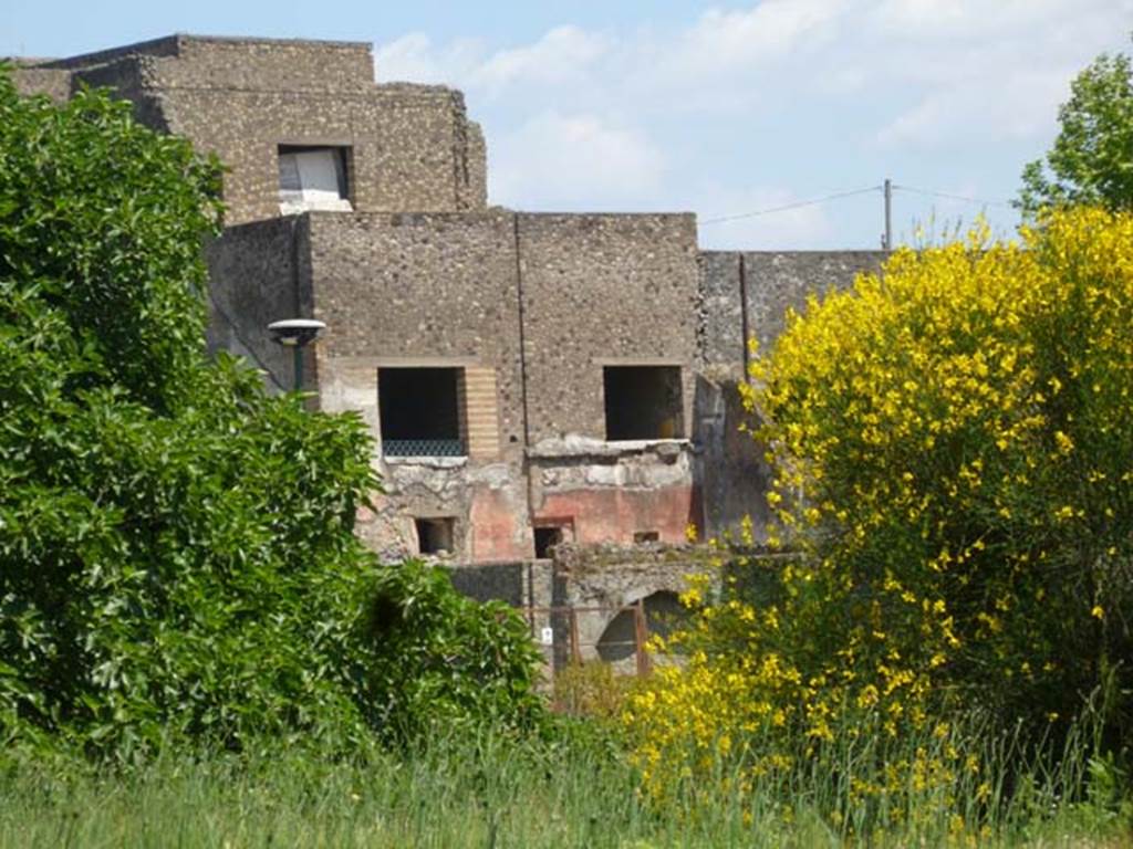 VII.16.17-22 Pompeii. May 2011. Looking east at windows in south end at rear. Photo courtesy of Michael Binns.
