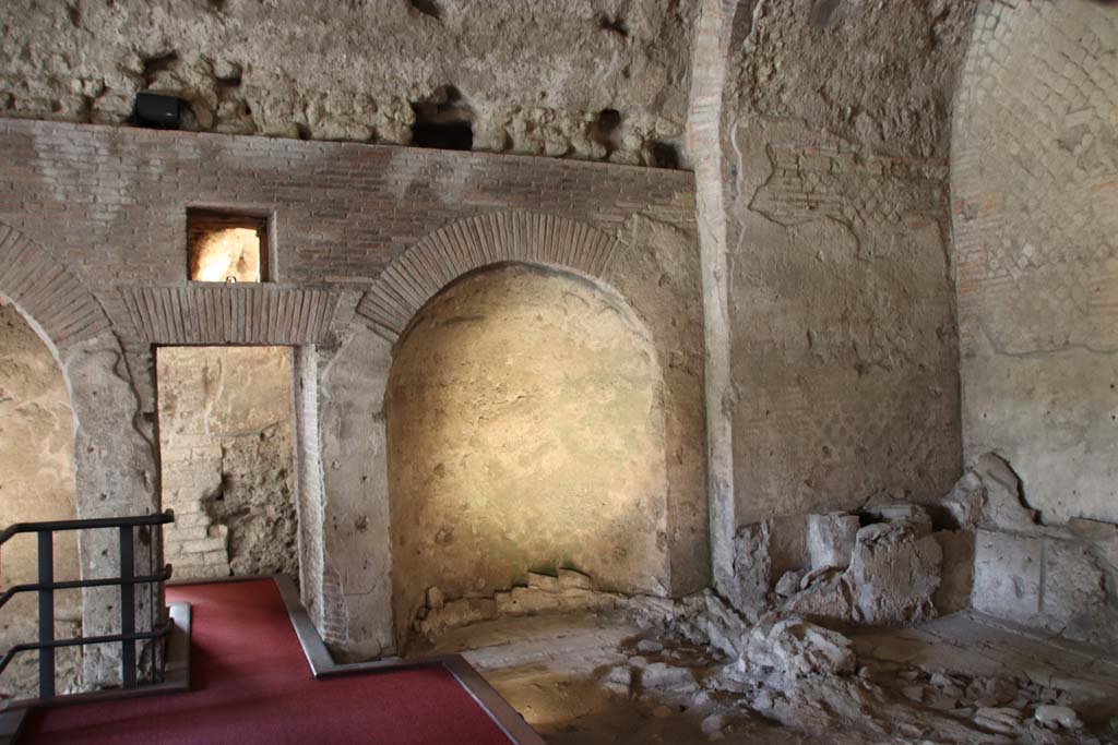 VII.16.a Pompeii. October 2020. Room 4, calidarium, north wall with large niche on the east side of the door to another room.
Photo courtesy of Klaus Heese.
