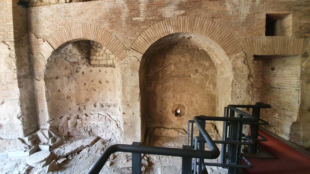 VII.16.a Pompeii. July 2021. Room 4, north wall with two large niches on the west side of the doorway to another room.
Foto Annette Haug, ERC Grant 681269 DÉCOR.
