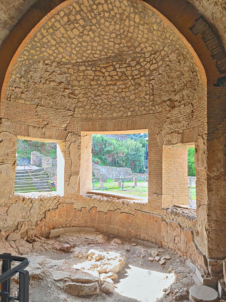 VII.16.a Pompeii. November 2023. 
Room 4, looking towards semi-circular window on west side. Photo courtesy of Giuseppe Ciaramella.
