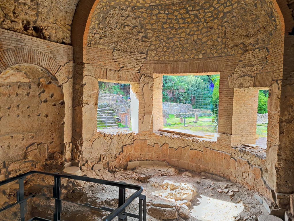 VII.16.a Pompeii. November 2023. Room 4, looking towards south-west side of window. Photo courtesy of Giuseppe Ciaramella.