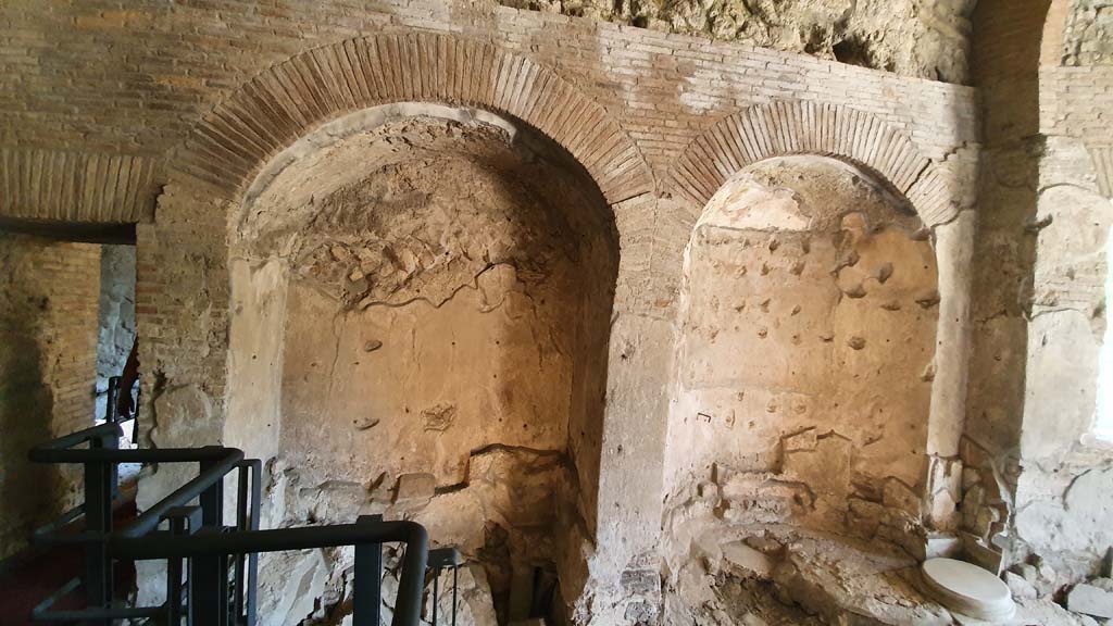 VII.16.a Pompeii. July 2021. Room 4, south-west side with two large niches, with doorway from room 5, on left.
Foto Annette Haug, ERC Grant 681269 DÉCOR.
